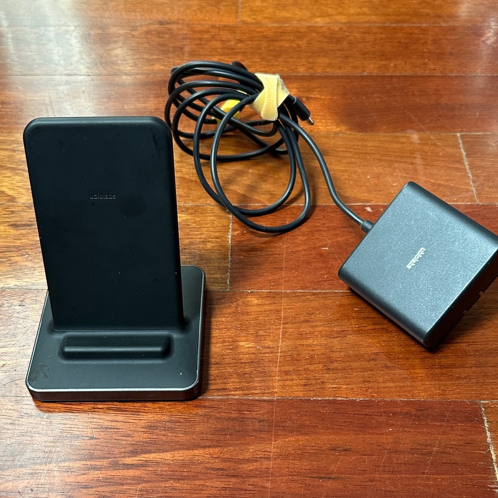 Anker Black Charging Stand with Adapter Black Charger